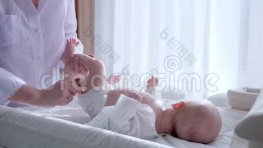 作为母亲，女人在室内靠窗帘换桌子时会照顾孩子
